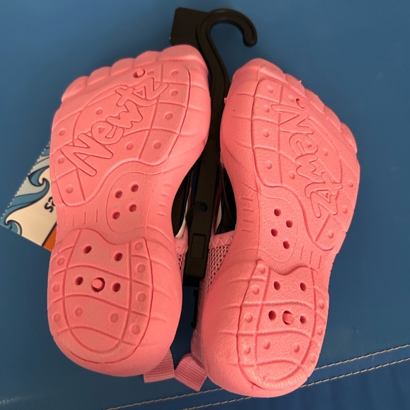 NEWTZ Beach Pool Watershoes Sandals Pink Tie dye Toddler Girls 5/6 NWT - Picture 2 of 4